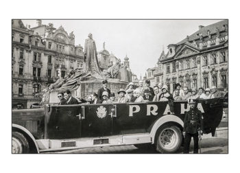 Praha - automobil na Staroměstském náměstí