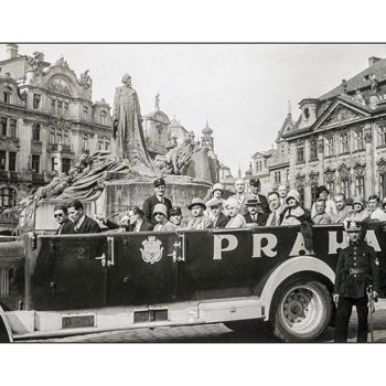 Praha - automobil na Staroměstském náměstí